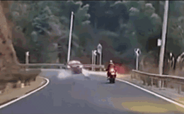 Clip: Mất lái khi vượt ẩu, ô tô tông gãy barie rồi lao thẳng xuống vực