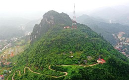 Việt Nam có những ngọn núi sừng sững như kỳ quan ngay giữa lòng các thành phố lớn