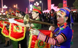 Người dân Lạng Sơn đổ xuống phố đi bộ xem biểu diễn nhạc kèn