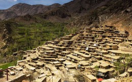 Ngôi làng độc nhất vô nhị: Mái nhà trở thành đường đi lại của cư dân