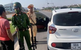 Phát hiện 2 khẩu súng khi kiểm tra lái xe ô tô vi phạm nồng độ cồn