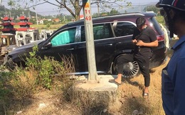 Mất lái, Mercedes-Maybach GLS600 lao thẳng bãi bia mộ, gãy càng, bung túi khí