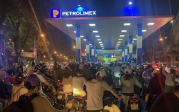 Người dân Hà Nội xếp hàng dài lúc nửa đêm để đổ xăng