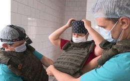 Nga: Bác sĩ mặc 'áo giáp' gắp viên đạn chưa phát nổ ra khỏi ngực binh sĩ