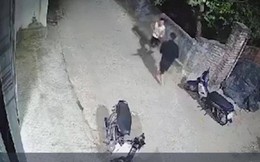 Bị nhắc nhở vì tiểu bậy trước cửa, nam thanh niên rút dao đâm liên tiếp chủ nhà