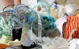 Tàu hút rác thải nhựa trên biển Địa Trung Hải