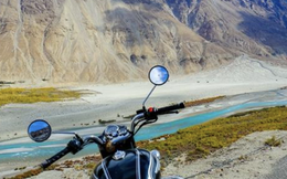 Chạy xe máy dưới núi tuyết Ladakh và kỷ niệm lạc đường trong đêm của travel blogger Việt