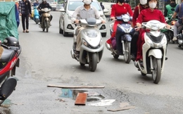 Hà Nội: Ngã sõng soài vì nước ngầm rò rỉ, lênh láng mặt đường