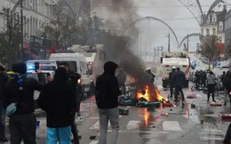 Cổ động viên Bỉ đập phá, đốt xe và lật ô tô trên đường phố