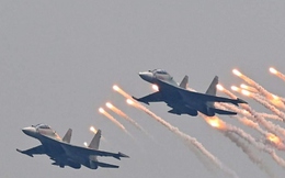Tiêm kích Su-30MK2 trình diễn thả bẫy mồi nhiệt trên bầu trời thủ đô Hà Nội