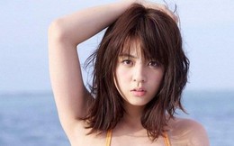 Bạn gái được gọi là thiên thần bãi biển của cầu thủ tuyển Nhật