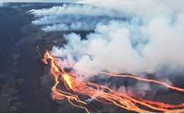 Người dân đổ xô đi xem dung nham núi lửa Mauna Loa ở Hawaii