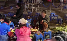 Thưởng thức đồ ăn vặt tại Hồ Gươm, cô gái mất 320.000 đồng cho 4 củ khoai