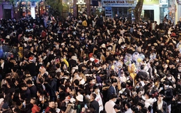 Cảnh tượng đông nghịt ở trung tâm Hà Nội đêm Giáng sinh: Hàng ngàn người đổ ra đường đi chơi, check-in