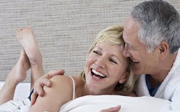 Tình dục sau tuổi 50: Phải làm sao khi ông chồng vẫn nhiều mơ tưởng, còn bà vợ đã né 'chuyện yêu’?
