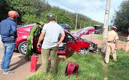 Đằng sau những bức ảnh TNGT: Đọ độ cứng cùng cột điện, tài xế Mazda lĩnh đủ vì tự tin thái quá