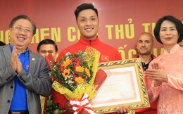 Hồ Văn Ý nhận bằng khen của Thủ tướng trước thềm trao giải Quả bóng vàng 2021