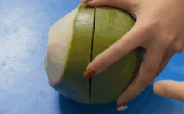 Cô gái khoe clip bổ bưởi, dân mạng chỉ lo cô bị đuổi ra khỏi nhà
