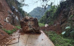 Lạng Sơn: Hòn đá nặng hàng tấn rơi từ núi cao, chắn ngang đường học sinh đi học