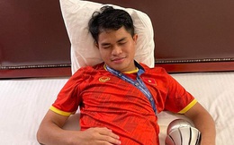 "Cây hài" mới của làng bóng lần đầu giành chức vô địch: Phải ôm thứ này đi ngủ mới chịu!