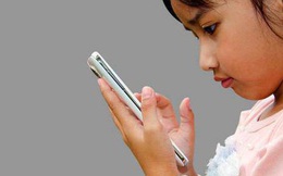Con gái mượn điện thoại rồi trốn tiệt trong phòng, lúc mẹ mở cửa lấy lại thì phát hoảng