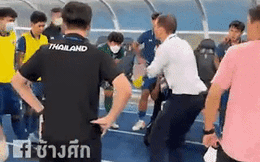 Lộ clip cầu thủ Thái Lan ôm HLV khóc như mưa sau trận thua U23 Việt Nam