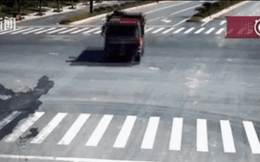 Vượt đèn đỏ, người đàn ông đi xe điện trượt ngã lao về phía chiếc xe tải