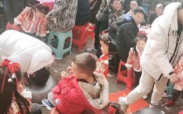 Chàng trai 18 phải quỳ lạy "chú trẻ" 3 tuổi, hủ tục đầu năm mới bị chỉ trích dữ dội tại TQ