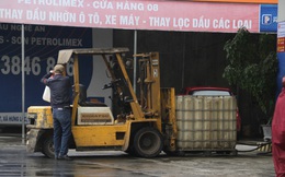 Người dân dùng xe nâng chở thùng hàng nghìn lít đi mua xăng dầu