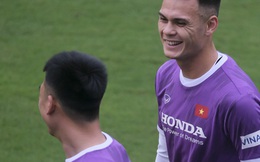 Adriano Schmidt cười nói trong buổi tập đầu tiên với tuyển Việt Nam