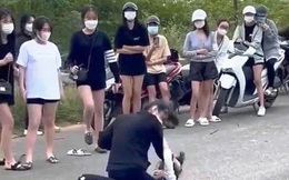 Hai nữ sinh Huế lao vào 'quyết đấu' giữa phố rồi… bắt tay làm hòa