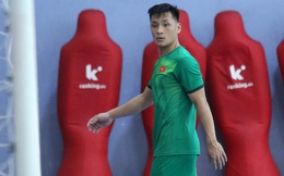 Hồ Văn Ý ngồi ngoài, lượm bóng cho đồng đội tập luyện và đấu giao hữu