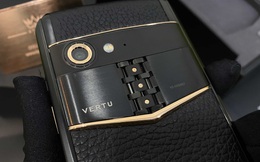 Soi chiếc điện thoại siêu đắt đỏ của doanh nhân đại gia U60 lộ ảnh "nương tựa" với Hiền Hồ