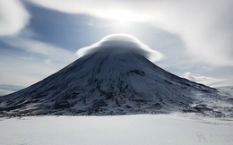 Bất ngờ với loạt ảnh chụp bằng điện thoại: Đám mây 'UFO' che núi lửa, cầu vồng trên sa mạc