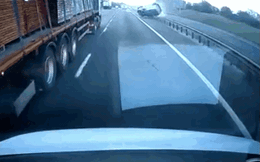 Clip: Ôtô lật nhào, lộn hàng chục vòng trên cao tốc như phim hành động