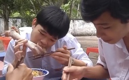 Cậu học sinh vô tư ngồi ăn miếng sườn to khổng lồ khiến thầy giáo phải quay clip lại