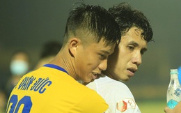 Phan Văn Đức ôm thắm thiết Hồng Duy, Quế Ngọc Hải động viên Văn Toàn sau trận thắng 2-0