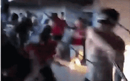 Video: Cận cảnh khoảnh khắc CĐV cầm ghế đánh nhau khiến nhiều người tử vong