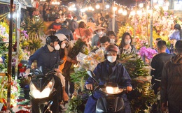 Hoa hồng "rẻ như cho", giới trẻ xuyên đêm, đổ xô đi mua hoa trước ngày Quốc tế Phụ nữ 8/3