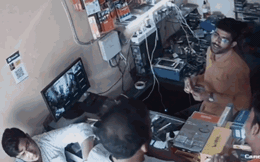 Clip: Điện thoại iPhone bất ngờ phát nổ, chủ cửa hàng hoảng sợ bỏ chạy