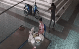 Kẻ lạ mặt vung dao phía sau lưng người phụ nữ, bất ngờ "quay xe" khi thấy một "nhân vật"