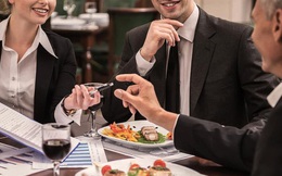 Ăn tối với khách hàng, không nên bàn công việc, nếu không bạn sẽ chịu thiệt lớn: Tại sao?