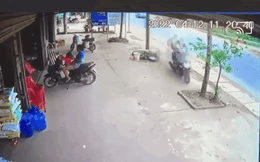 Thanh niên lao lên đường, đâm gãy đổ cây xanh: Camera an ninh hé lộ diễn biến 10 giây
