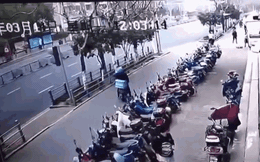 Clip: Biển quảng cáo bất ngờ đổ sập, đè nát hàng chục xe điện