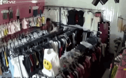Clip nam thanh niên lao vào tấn công nữ chủ shop quần áo giữa ban ngày