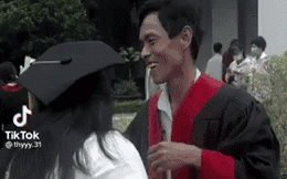 Bố mặc áo cử nhân trong ngày tốt nghiệp của con gái, cái gạt tay giấu nước mắt đầy xúc cảm