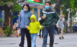 Hà Nội đón mưa rét giữa tháng Tư, nhiều người dân bất ngờ vì không nghĩ "lạnh đến thế"