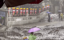 Clip mưa to xối xả tại chùa Hương (Hà Nội), xem xong ai cũng lo lắng dặn du khách cẩn thận