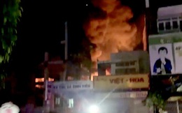 Sinh viên tháo chạy khi cháy nhà xưởng cạnh ký túc xá Đại học Sư phạm TP.HCM
