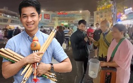 Thanh niên thổi sáo giúp vợ chồng mù kiếm tiền ở chợ đêm, thân thế gây bất ngờ